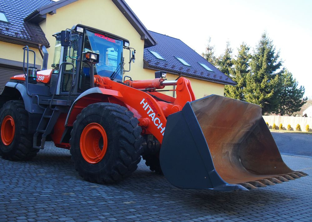 Ładowarka Hitachi ZW250 2010 Ładowarka Hitachi Waga, Centralne smarowanie - Hjullaster: bilde 1 Ładowarka Hitachi ZW250 2010 Ładowarka Hitachi Waga, Centralne smarowanie - Hjullaster: bilde 1