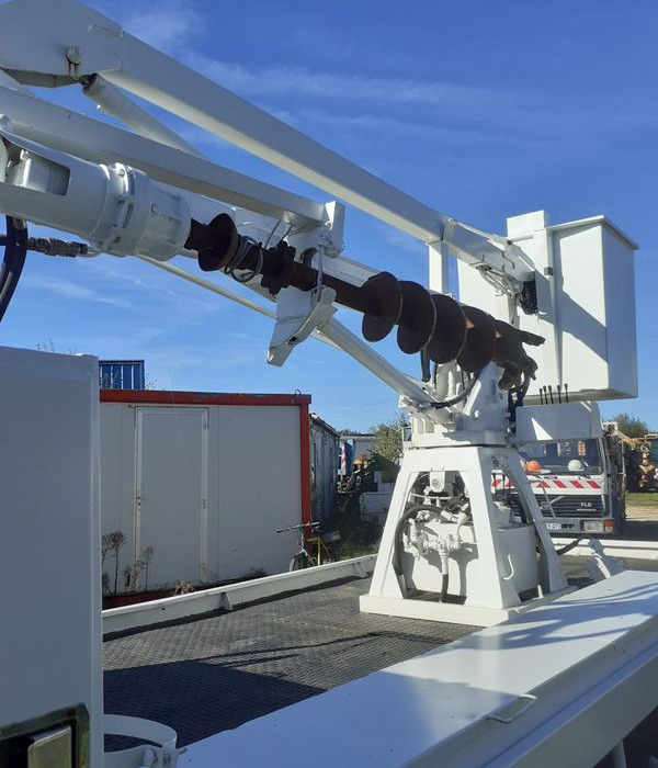 Camion tarieres Plantation Poteaux France Telecom - Planbil, Kranbil: bilde 4 Camion tarieres Plantation Poteaux France Telecom - Planbil, Kranbil: bilde 4