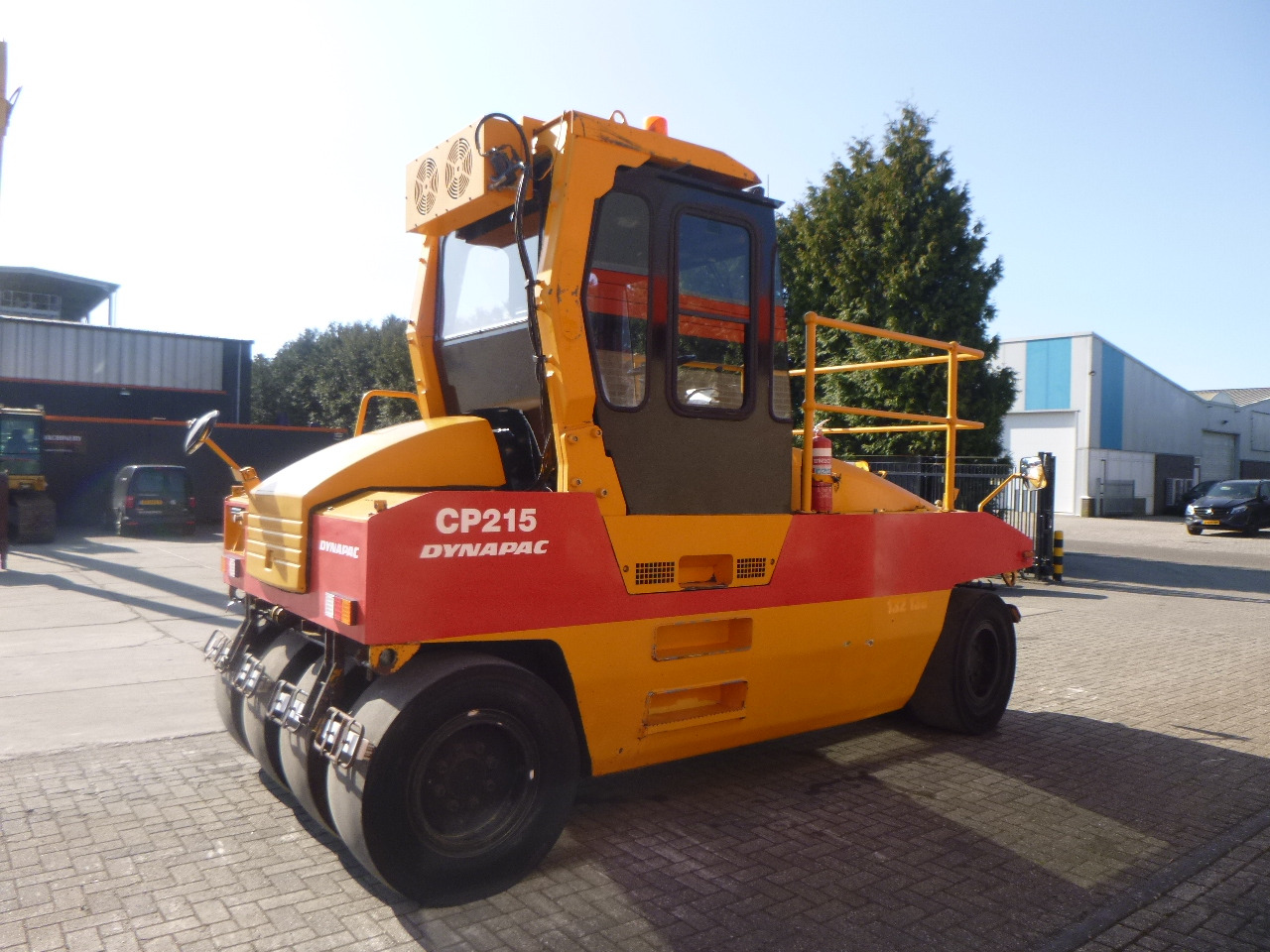 DYNAPAC CP215(HITACHI) - Gummihjuls vals: bilde 5 DYNAPAC CP215(HITACHI) - Gummihjuls vals: bilde 5