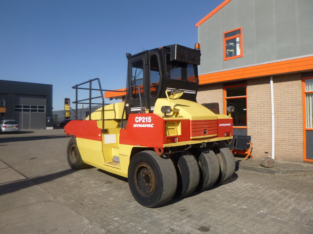 DYNAPAC CP215(HITACHI) - Gummihjuls vals: bilde 2 DYNAPAC CP215(HITACHI) - Gummihjuls vals: bilde 2