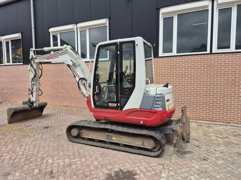 Takeuchi TB250 - Minigraver: bilde 2 Takeuchi TB250 - Minigraver: bilde 2