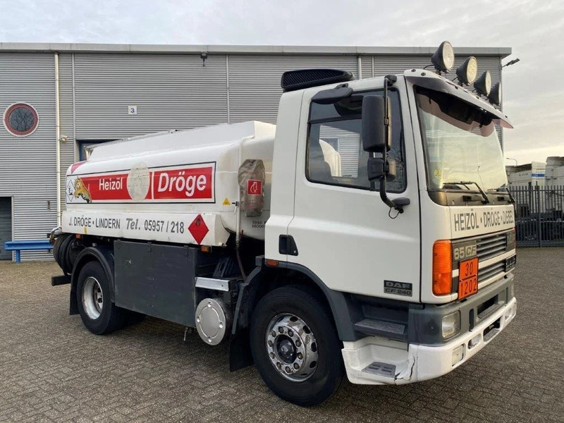 DAF 65CF-240 / FULL STEEL / POMP / 3 COMPARTIMENTS / 8350 LITER / ONLY:25969 KM / EURO-2 / MANUAL / GOOD CONDITION - Tankbil: bilde 2 DAF 65CF-240 / FULL STEEL / POMP / 3 COMPARTIMENTS / 8350 LITER / ONLY:25969 KM / EURO-2 / MANUAL / GOOD CONDITION - Tankbil: bilde 2