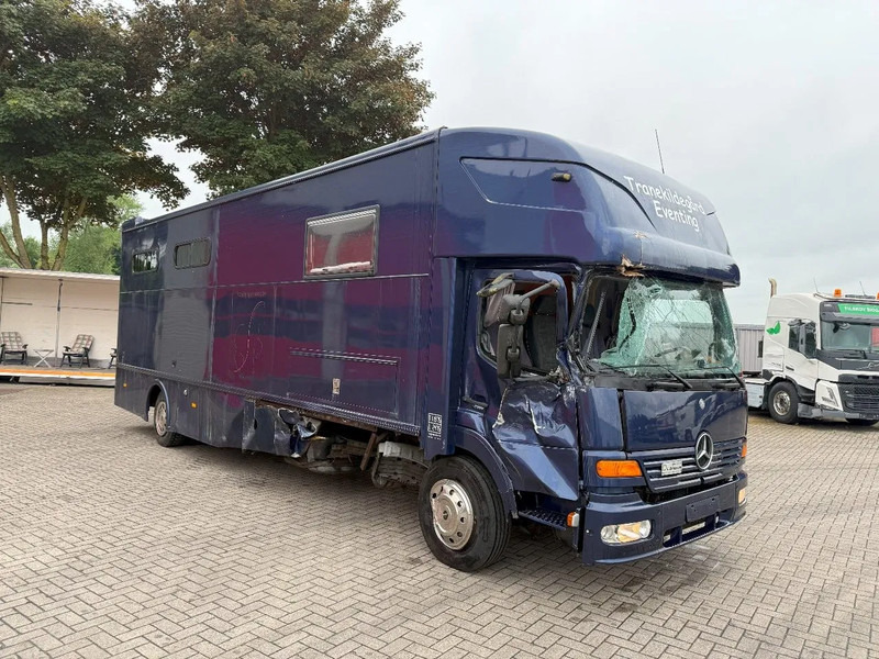 Mercedes-Benz Atego 1223 / ENGINE RUNNING / ONLY:159450 KM / HORSETRUCK / HEATED BOX / WATERTANK / LIVING ROOM / EURO-2 / MANUAL / 1998 - Hestebil: bilde 2 Mercedes-Benz Atego 1223 / ENGINE RUNNING / ONLY:159450 KM / HORSETRUCK / HEATED BOX / WATERTANK / LIVING ROOM / EURO-2 / MANUAL / 1998 - Hestebil: bilde 2