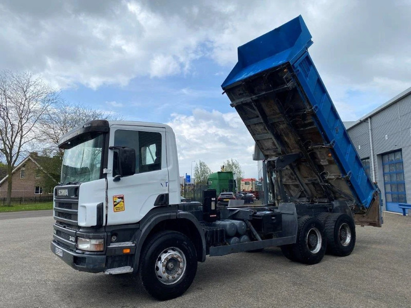 Scania 114-340 / 6X4 / 2 SIDE TIPPER / BIG AXLE / FULL-STEEL / DRUM BRAKES / MANUAL / 1999 - Tippbil: bilde 2 Scania 114-340 / 6X4 / 2 SIDE TIPPER / BIG AXLE / FULL-STEEL / DRUM BRAKES / MANUAL / 1999 - Tippbil: bilde 2