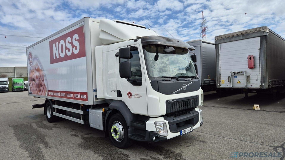 VOLVO FL 250 BB EURO 6 - mrazírna + CARRIER XARIOS 600 EL MAXI - Lastebil med kjøl: bilde 1 VOLVO FL 250 BB EURO 6 - mrazírna + CARRIER XARIOS 600 EL MAXI - Lastebil med kjøl: bilde 1