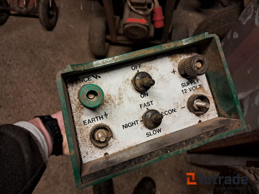 Hegnsapparat fra Electric Shepherd + 1000 m hegn ESB 200 - Landbruksteknikk: bilde 4 Hegnsapparat fra Electric Shepherd + 1000 m hegn ESB 200 - Landbruksteknikk: bilde 4