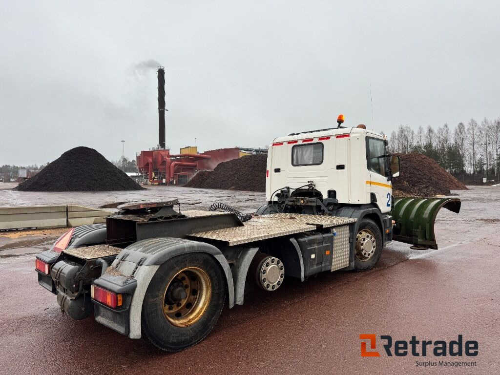 Dragbil / Trailerdragare Scania P94 6x2 med plog - Trekkvogn: bilde 4 Dragbil / Trailerdragare Scania P94 6x2 med plog - Trekkvogn: bilde 4