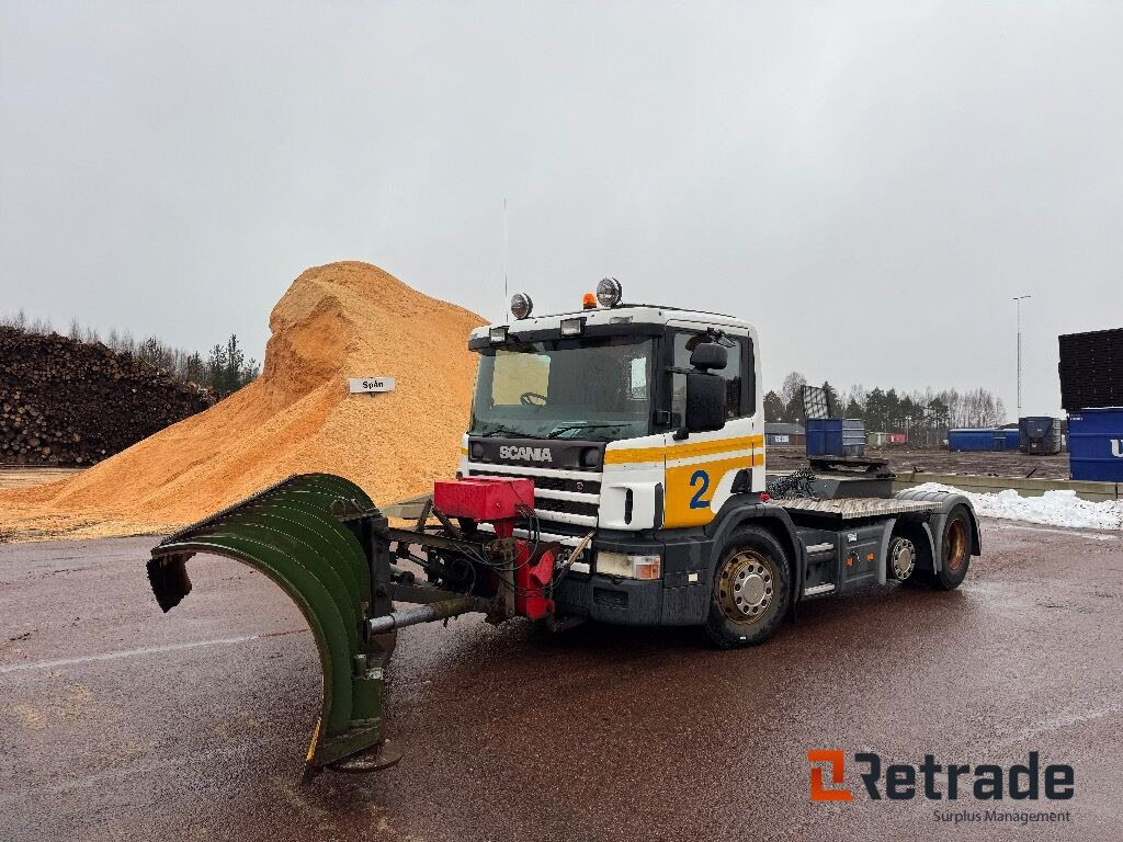 Dragbil / Trailerdragare Scania P94 6x2 med plog - Trekkvogn: bilde 1 Dragbil / Trailerdragare Scania P94 6x2 med plog - Trekkvogn: bilde 1
