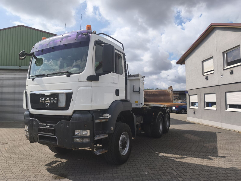 MAN TGS 26.400 6x6 GL Meiller Dreiseitenkipper Bordmatik Plane Euro - Tippbil: bilde 1 MAN TGS 26.400 6x6 GL Meiller Dreiseitenkipper Bordmatik Plane Euro - Tippbil: bilde 1