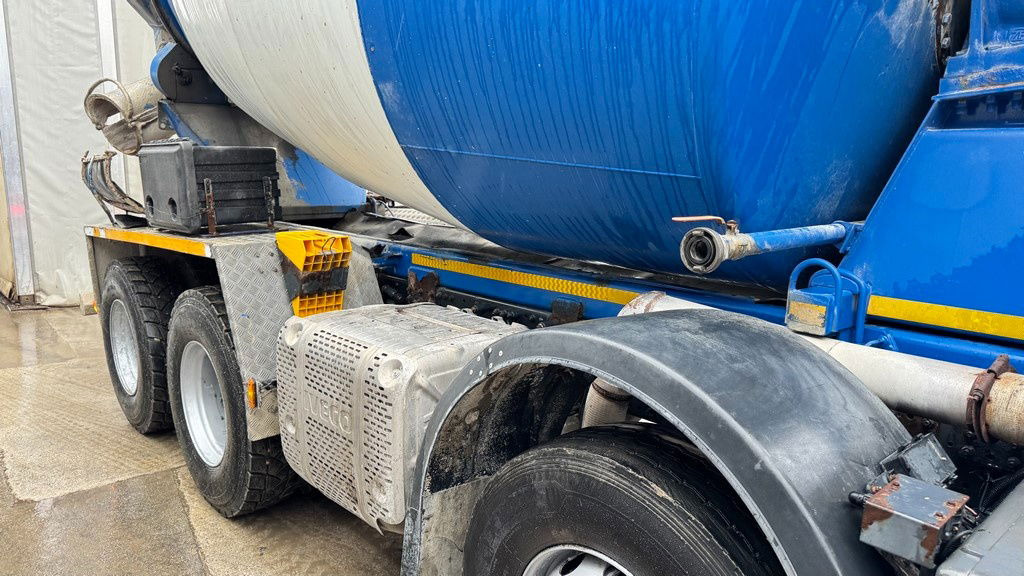 Iveco Trakker AD340TB45 8x4 mixer 9m3 - Betongbil: bilde 4 Iveco Trakker AD340TB45 8x4 mixer 9m3 - Betongbil: bilde 4