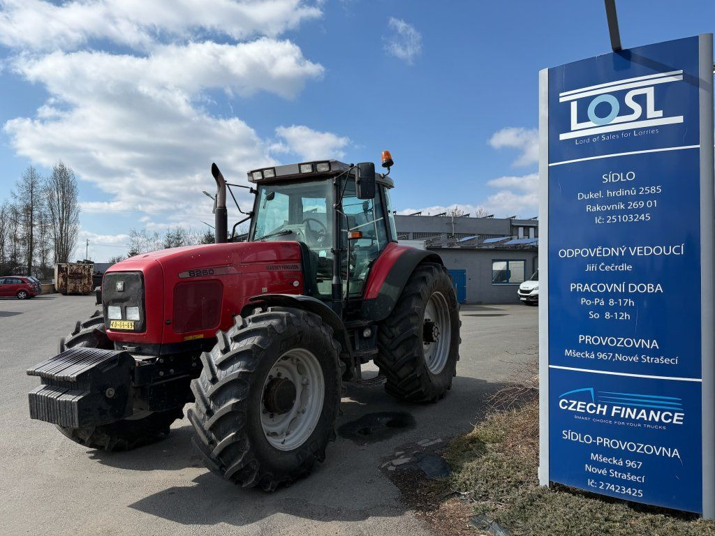 Massey Ferguson MF8260 - Traktor: bilde 1 Massey Ferguson MF8260 - Traktor: bilde 1