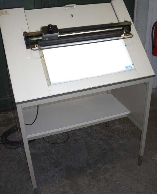 Mega steel cutter 699-2 on light table with waste box - Papirskjæremaskin: bilde 1 Mega steel cutter 699-2 on light table with waste box - Papirskjæremaskin: bilde 1