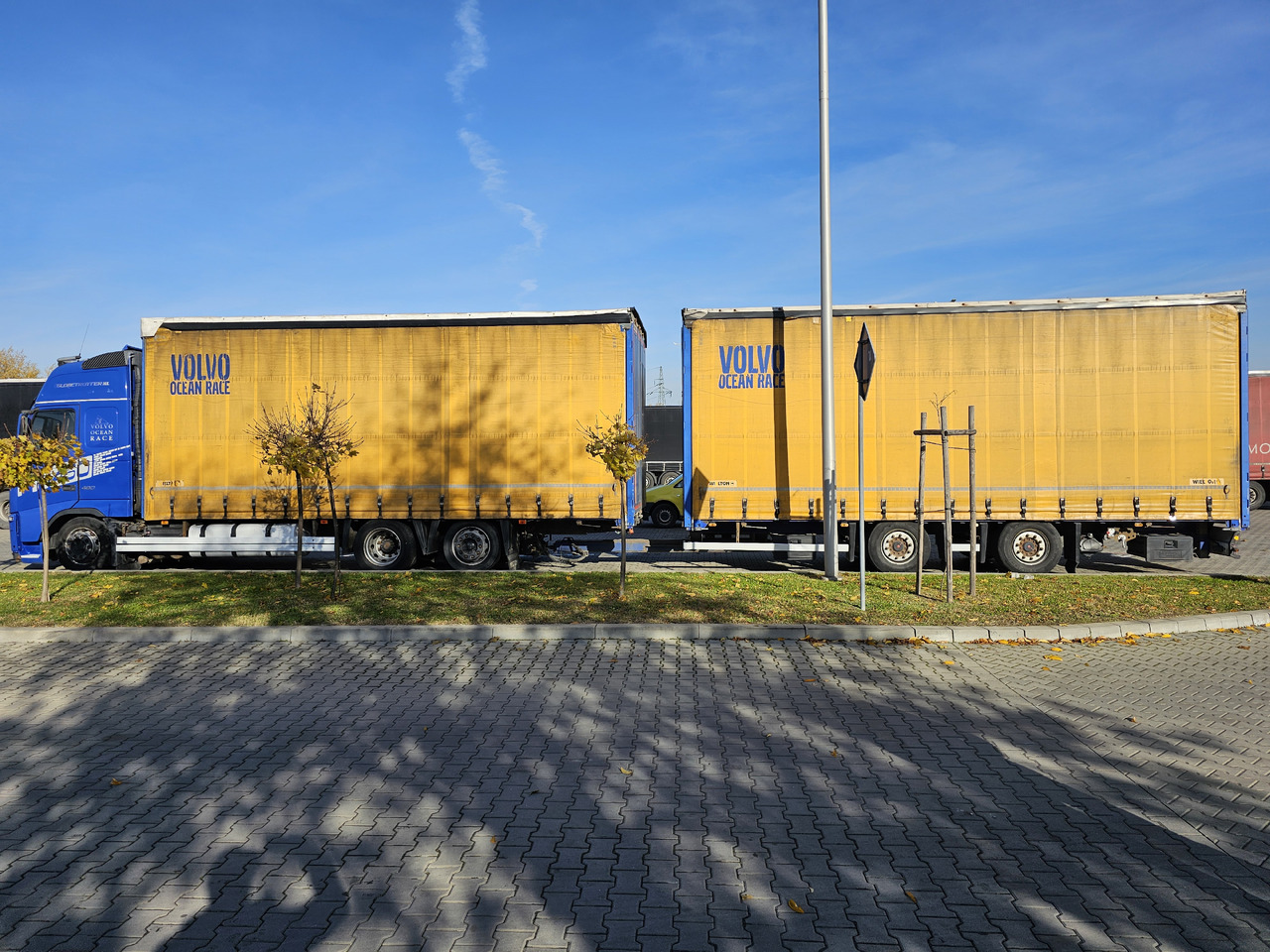 VOLVO FH460 ZESTAW TANDEM 120 M3 PRZEJAZDOWY + PRZYCZEPA FIRANKA SAF - Kapellbil: bilde 2 VOLVO FH460 ZESTAW TANDEM 120 M3 PRZEJAZDOWY + PRZYCZEPA FIRANKA SAF - Kapellbil: bilde 2