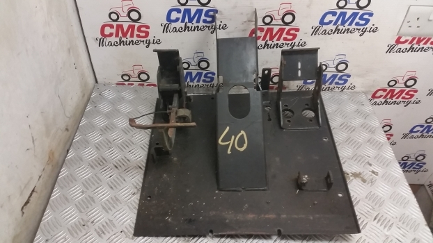 Ford 40 Series Cab Pedal Support Plate, Steering Support 82850738 E9nn3r863ah11m - Pedal for Traktor: bilde 1 Ford 40 Series Cab Pedal Support Plate, Steering Support 82850738 E9nn3r863ah11m - Pedal for Traktor: bilde 1