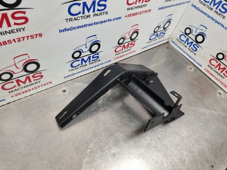 New Holland Tm, Ts, Tl, 60, 40 Series, Mudguard Extension Support Rhs 82029985 - Fløy: bilde 2 New Holland Tm, Ts, Tl, 60, 40 Series, Mudguard Extension Support Rhs 82029985 - Fløy: bilde 2