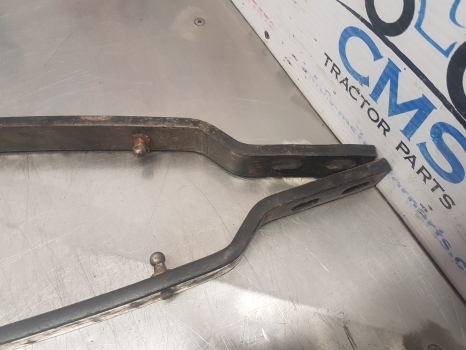 New Holland Tm120, 140, 150, 155 Bonnet Brackets 82011113, 82011114 - Panser for Teleskoplastere: bilde 5 New Holland Tm120, 140, 150, 155 Bonnet Brackets 82011113, 82011114 - Panser for Teleskoplastere: bilde 5