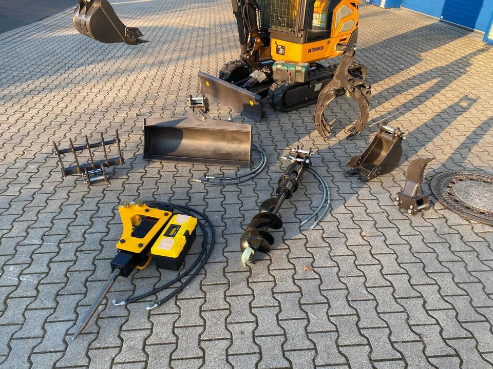Minibagger BK2000NKSR inkl. Zubehörpaket *INKL.19% MWST*BERGER KRAUS*KUBOTA* KLIMA*SCHWENKARM*VERSTELLFAHRWERK* - Minigraver: bilde 3 Minibagger BK2000NKSR inkl. Zubehörpaket *INKL.19% MWST*BERGER KRAUS*KUBOTA* KLIMA*SCHWENKARM*VERSTELLFAHRWERK* - Minigraver: bilde 3