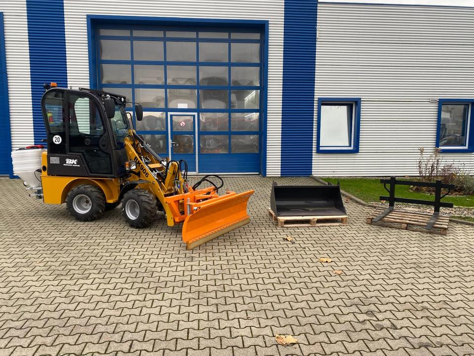 Radlader/Hoflader BK906 mit Kabine inkl. Winter-Komplettpaket *INKL.19% MWST.*BERGER KRAUS*PERKINS*EURO*SOFORT!* - Minilaster: bilde 1 Radlader/Hoflader BK906 mit Kabine inkl. Winter-Komplettpaket *INKL.19% MWST.*BERGER KRAUS*PERKINS*EURO*SOFORT!* - Minilaster: bilde 1