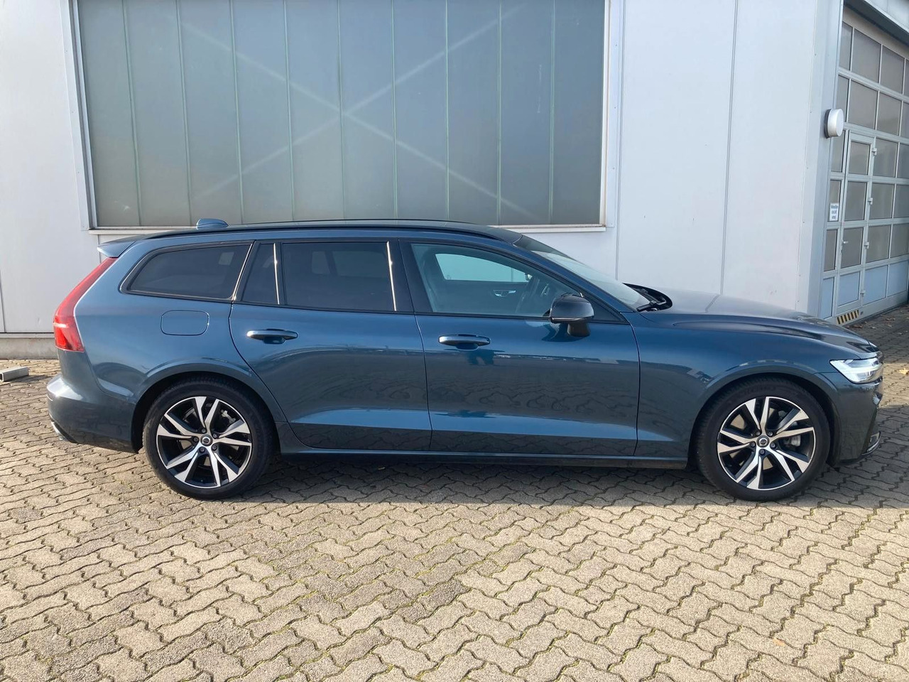 Volvo V60 T8 R Design Recharge Plug-In Hybrid AWD - Stasjonsvogn: bilde 2 Volvo V60 T8 R Design Recharge Plug-In Hybrid AWD - Stasjonsvogn: bilde 2
