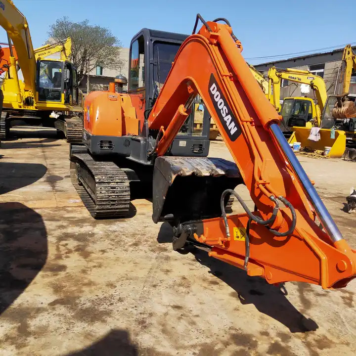 Awesome Performance Korea Imported Small Scale Used Doosan Dh60 Excavator in Shanghai - Beltegraver: bilde 2 Awesome Performance Korea Imported Small Scale Used Doosan Dh60 Excavator in Shanghai - Beltegraver: bilde 2