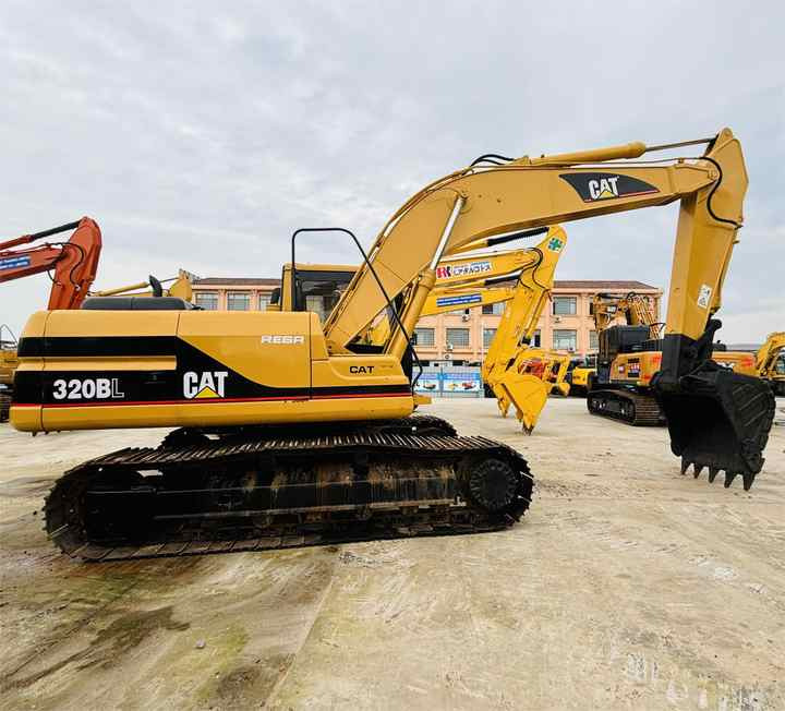 Caterpillar/cat Medium Used Excavator 20t Cat 320b,320c,320d Excavating Equipment With 0.8,1.0,1.2 Cbm Bucket Size In Shanghai - Beltegraver: bilde 1 Caterpillar/cat Medium Used Excavator 20t Cat 320b,320c,320d Excavating Equipment With 0.8,1.0,1.2 Cbm Bucket Size In Shanghai - Beltegraver: bilde 1