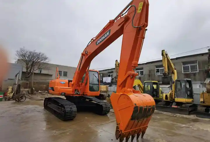 Used Doosan DH220-7 excavator on sale with manual engine made in Korea - Beltegraver: bilde 4 Used Doosan DH220-7 excavator on sale with manual engine made in Korea - Beltegraver: bilde 4