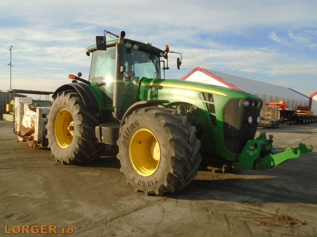 John Deere 8530 cu stabilizator de sol Wirtgen WS 250. - Traktor: bilde 1 John Deere 8530 cu stabilizator de sol Wirtgen WS 250. - Traktor: bilde 1