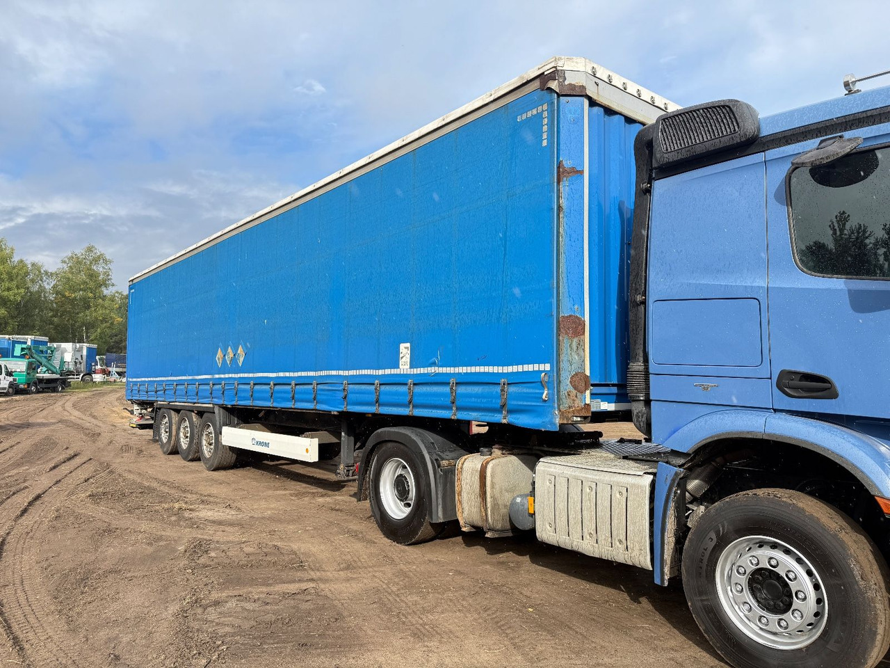 Krone SD mit Faltbare Ladebordwand - Gardintrailer: bilde 1 Krone SD mit Faltbare Ladebordwand - Gardintrailer: bilde 1