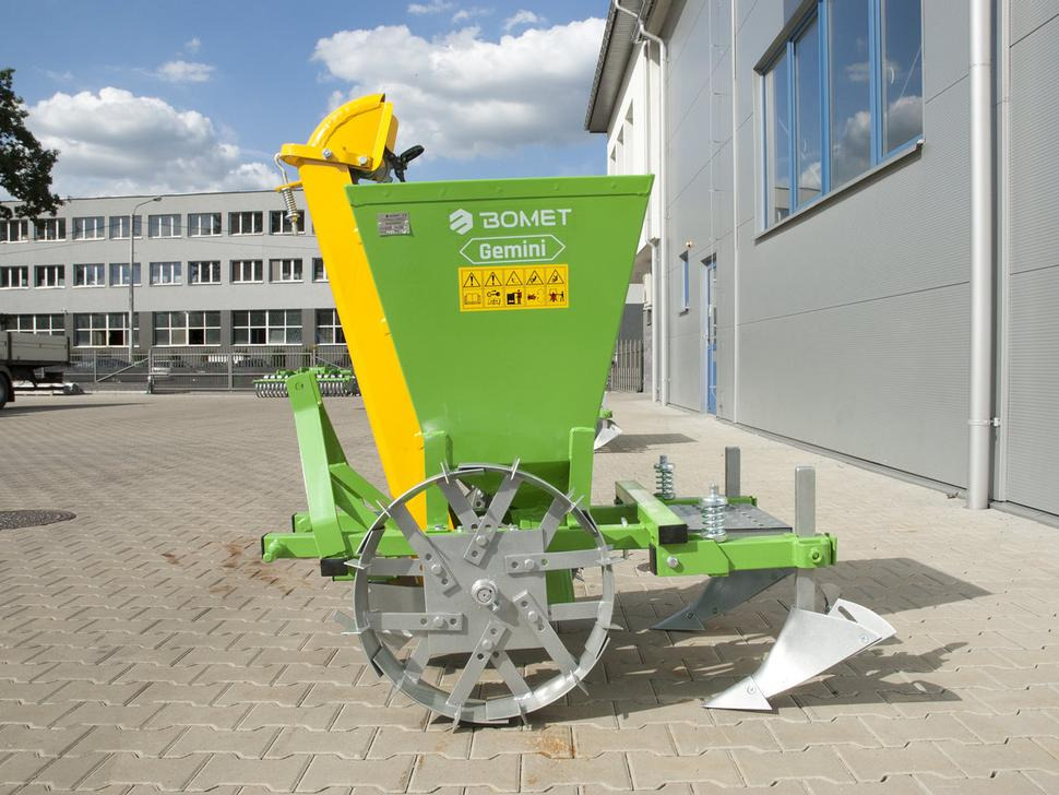 Bomet Kartoffelpflanzmaschine / Potato planter / Planteuse de pomme de terre / Piantapatate / Sadzarka ziemniaków - Potetsetter: bilde 3 Bomet Kartoffelpflanzmaschine / Potato planter / Planteuse de pomme de terre / Piantapatate / Sadzarka ziemniaków - Potetsetter: bilde 3