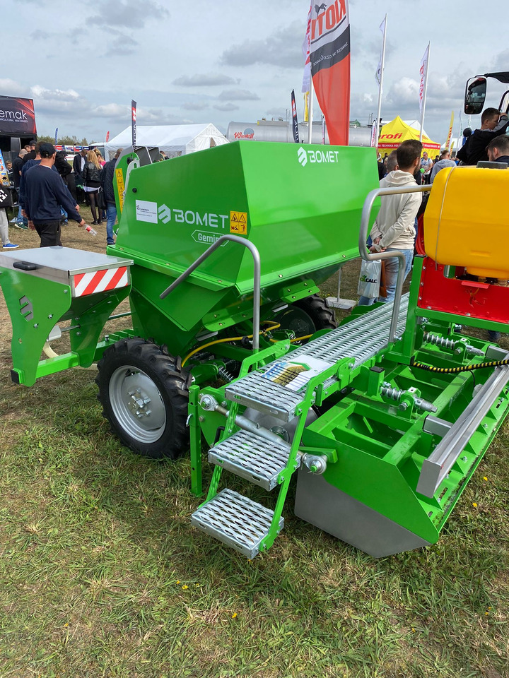 Bomet Kartoffelpflanzmaschine / Potato planter / Planteuse de pomme de terre / Piantapatate / Sadzarka ziemniaków - Potetsetter: bilde 4 Bomet Kartoffelpflanzmaschine / Potato planter / Planteuse de pomme de terre / Piantapatate / Sadzarka ziemniaków - Potetsetter: bilde 4