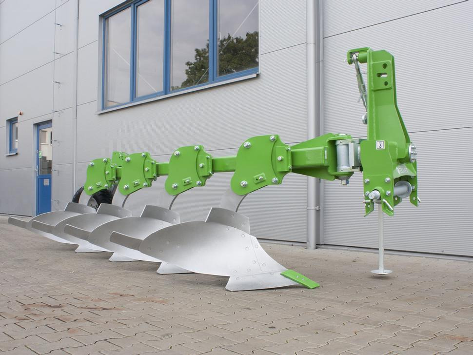 Bomet Pflüge / Single-beam plow / Charrue mono-poutre / Aratro / Плуг / Pług jednobelkowy Libra 3+1 - Plog: bilde 1 Bomet Pflüge / Single-beam plow / Charrue mono-poutre / Aratro / Плуг / Pług jednobelkowy Libra 3+1 - Plog: bilde 1