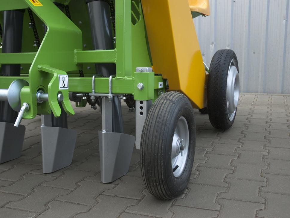 Bomet Zwiebel, Knoblauch Pflanzmaschine / Onion, garlic planter / Planteuse d'oignons et d'ail / Piantatrice per cipolla, aglio / Cebolla, ajo Sembradora / Сажалка для лука, чеснока / Sadzarka do cebuli - Utstyr til såing og planting: bilde 4 Bomet Zwiebel, Knoblauch Pflanzmaschine / Onion, garlic planter / Planteuse d'oignons et d'ail / Piantatrice per cipolla, aglio / Cebolla, ajo Sembradora / Сажалка для лука, чеснока / Sadzarka do cebuli - Utstyr til såing og planting: bilde 4