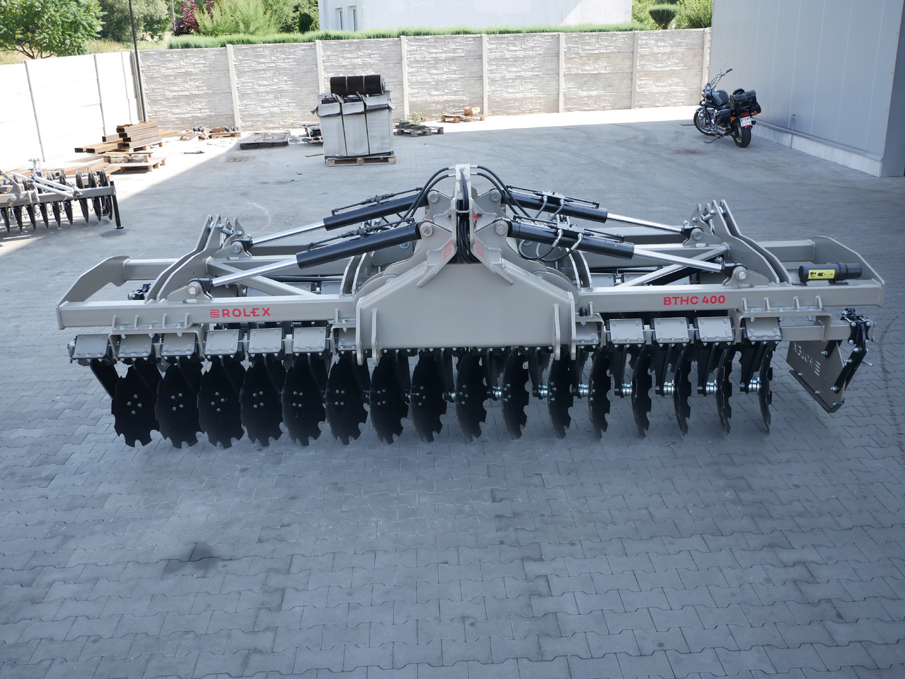 ROLEX Hydraulische Scheibenegge / Hydraulic discs harrow / Dechaumeur à disques / Erpice a dischi / Гидравлическая дисковая борона тяжёлая / Brona talerzowa hydraulicznie składana ciężka 4 m - Skålharv: bilde 3 ROLEX Hydraulische Scheibenegge / Hydraulic discs harrow / Dechaumeur à disques / Erpice a dischi / Гидравлическая дисковая борона тяжёлая / Brona talerzowa hydraulicznie składana ciężka 4 m - Skålharv: bilde 3