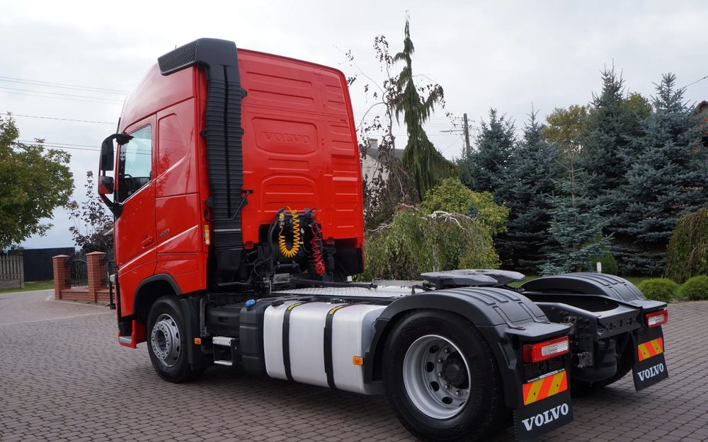 Volvo FH 4 EURO 6 GLOBETROTTER NISKI PRZEBIEG PEŁEN SERWIS - Trekkvogn: bilde 3 Volvo FH 4 EURO 6 GLOBETROTTER NISKI PRZEBIEG PEŁEN SERWIS - Trekkvogn: bilde 3