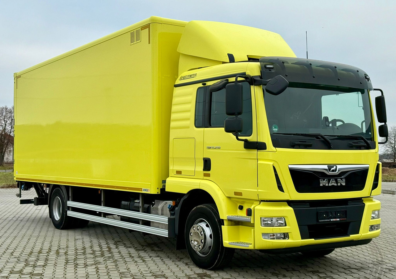 MAN TGM 15.250 / IZOTERMA / WINDA / 18 EUROPALET / ŁADOWNOŚĆ 7 615 KG / 150 TYŚ KM / AUTOMAT / JAK NOWY / 2020 ROK / KONTENER - Isotermisk lastebil: bilde 1 MAN TGM 15.250 / IZOTERMA / WINDA / 18 EUROPALET / ŁADOWNOŚĆ 7 615 KG / 150 TYŚ KM / AUTOMAT / JAK NOWY / 2020 ROK / KONTENER - Isotermisk lastebil: bilde 1