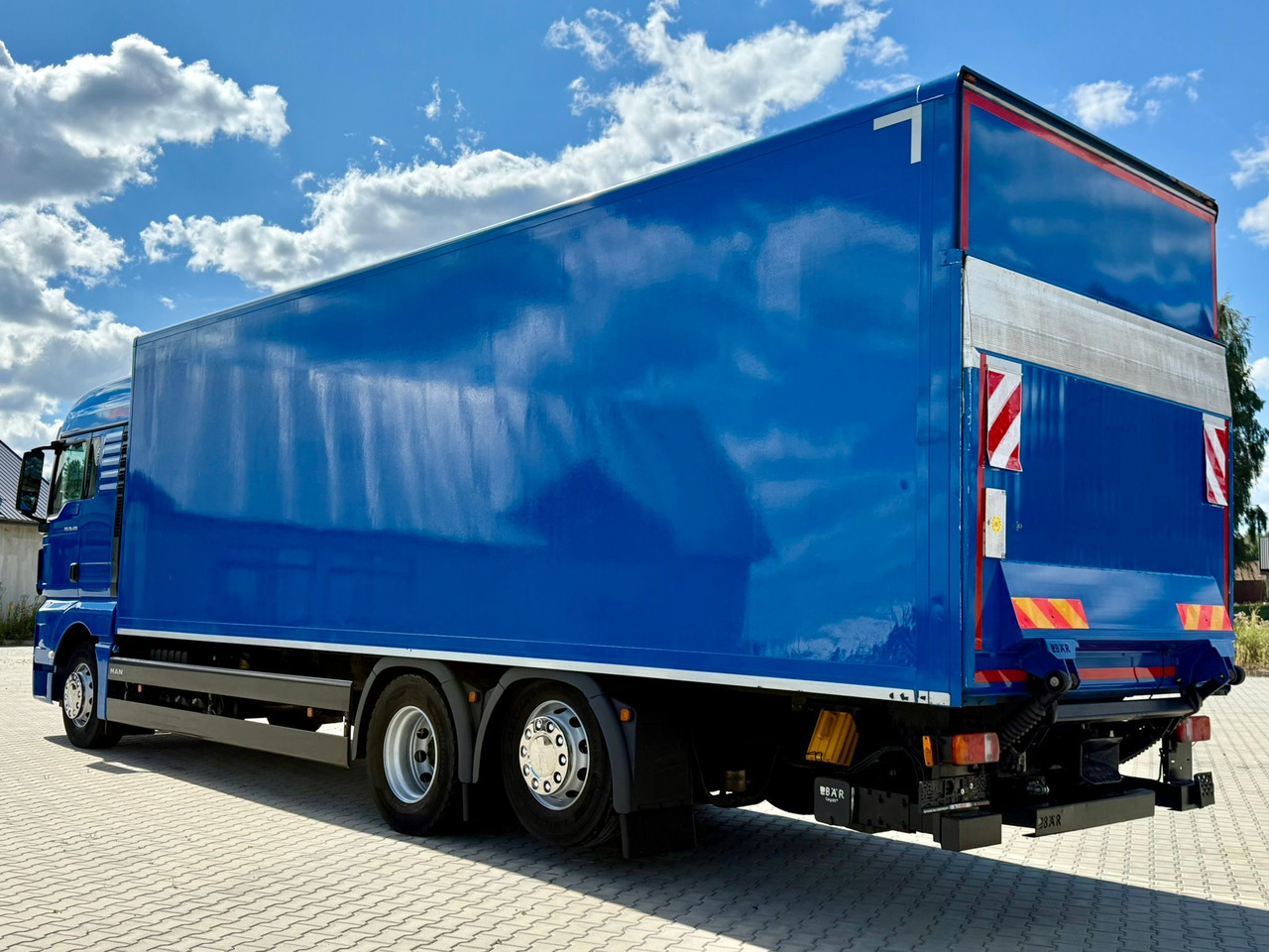 MAN TGX 26.420 / KONTENER / WINDA / 8.5 M DŁUGOŚCI / 21 EUROPALET / 6x2 / 3 OŚ PODNOSZONA I SKRĘTNA / ŁADOWNOŚĆ 14 415 KG / 2018 ROK / Z NIEMIEC - Skapbil: bilde 5 MAN TGX 26.420 / KONTENER / WINDA / 8.5 M DŁUGOŚCI / 21 EUROPALET / 6x2 / 3 OŚ PODNOSZONA I SKRĘTNA / ŁADOWNOŚĆ 14 415 KG / 2018 ROK / Z NIEMIEC - Skapbil: bilde 5
