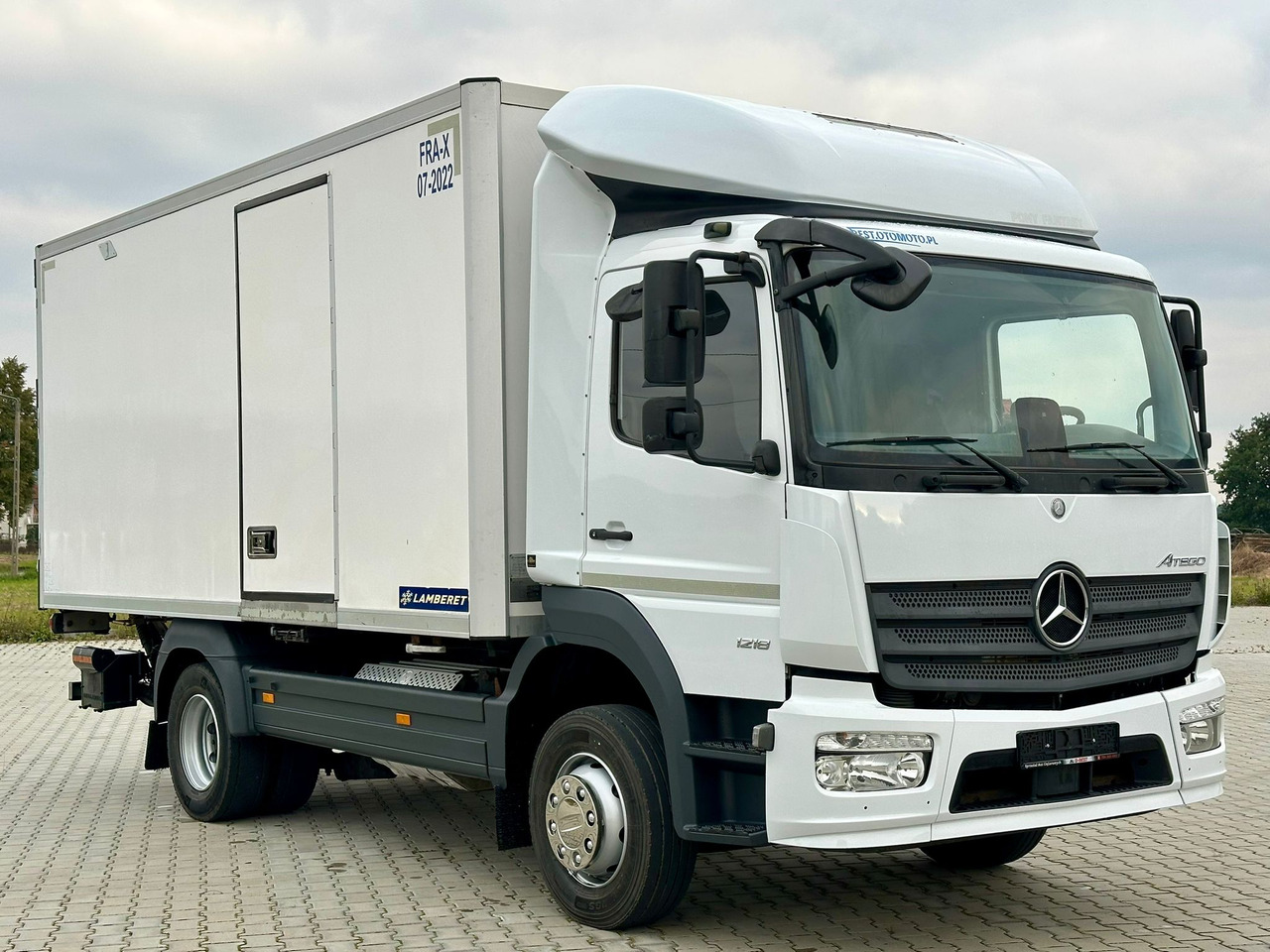 MERCEDES-BENZ ATEGO 1218 / CHŁODNIA / WINDA / 12 PALET / 5.10 M DŁUGOŚCI / AUTOMAT / LAMBERET / 5090 KG ŁADOWNOŚCI - Lastebil med kjøl: bilde 1 MERCEDES-BENZ ATEGO 1218 / CHŁODNIA / WINDA / 12 PALET / 5.10 M DŁUGOŚCI / AUTOMAT / LAMBERET / 5090 KG ŁADOWNOŚCI - Lastebil med kjøl: bilde 1