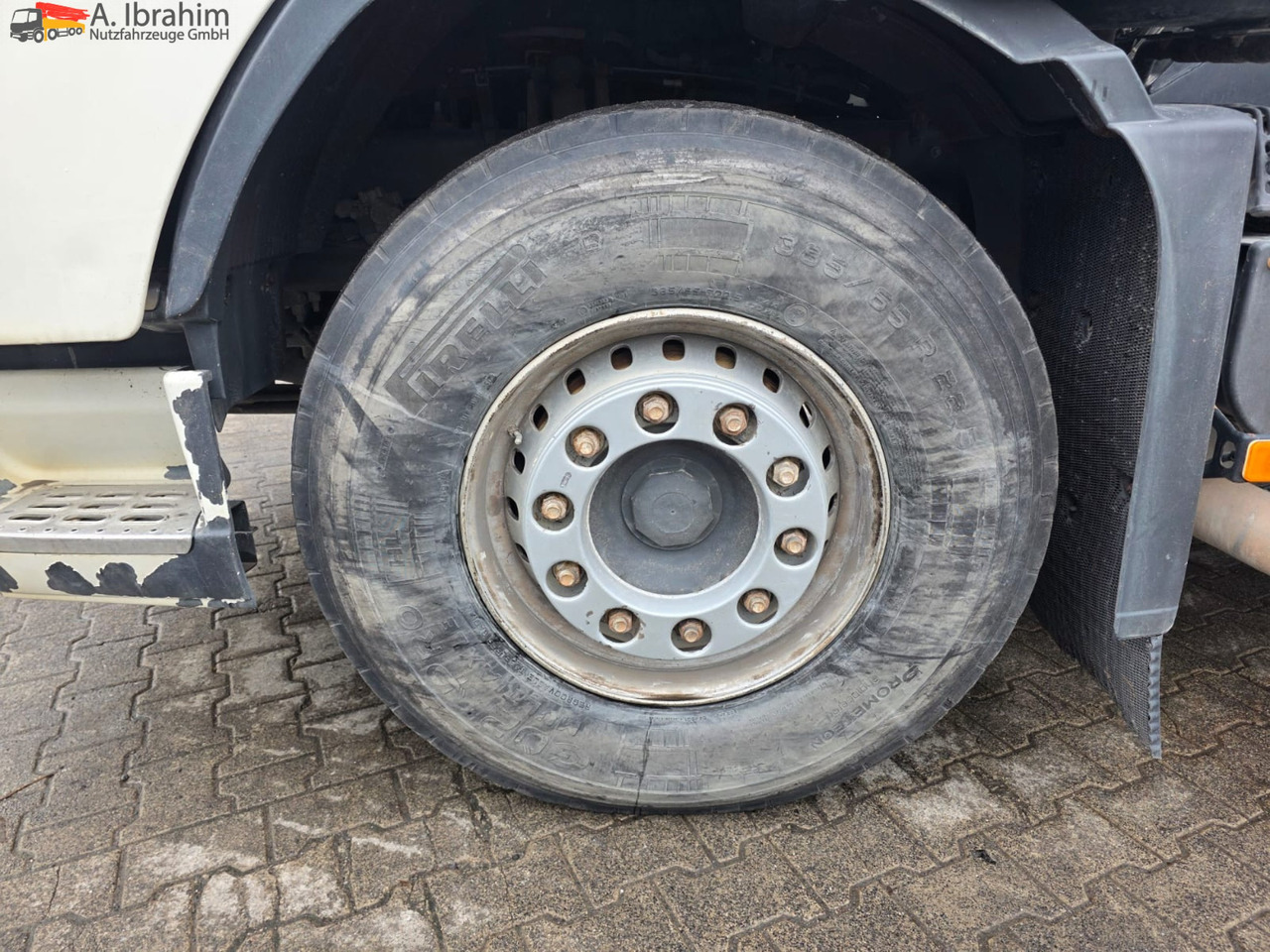 Volvo FH 520 | 6x4 | Schaltgetriebe | Blatt Blatt Klima | Trommelbremse | 3 Pedals - Trekkvogn: bilde 5 Volvo FH 520 | 6x4 | Schaltgetriebe | Blatt Blatt Klima | Trommelbremse | 3 Pedals - Trekkvogn: bilde 5