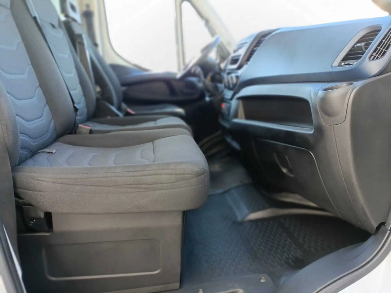 IVECO DAILY 60C18 RIBALTABILE CON GRU - Tippbil: bilde 4 IVECO DAILY 60C18 RIBALTABILE CON GRU - Tippbil: bilde 4