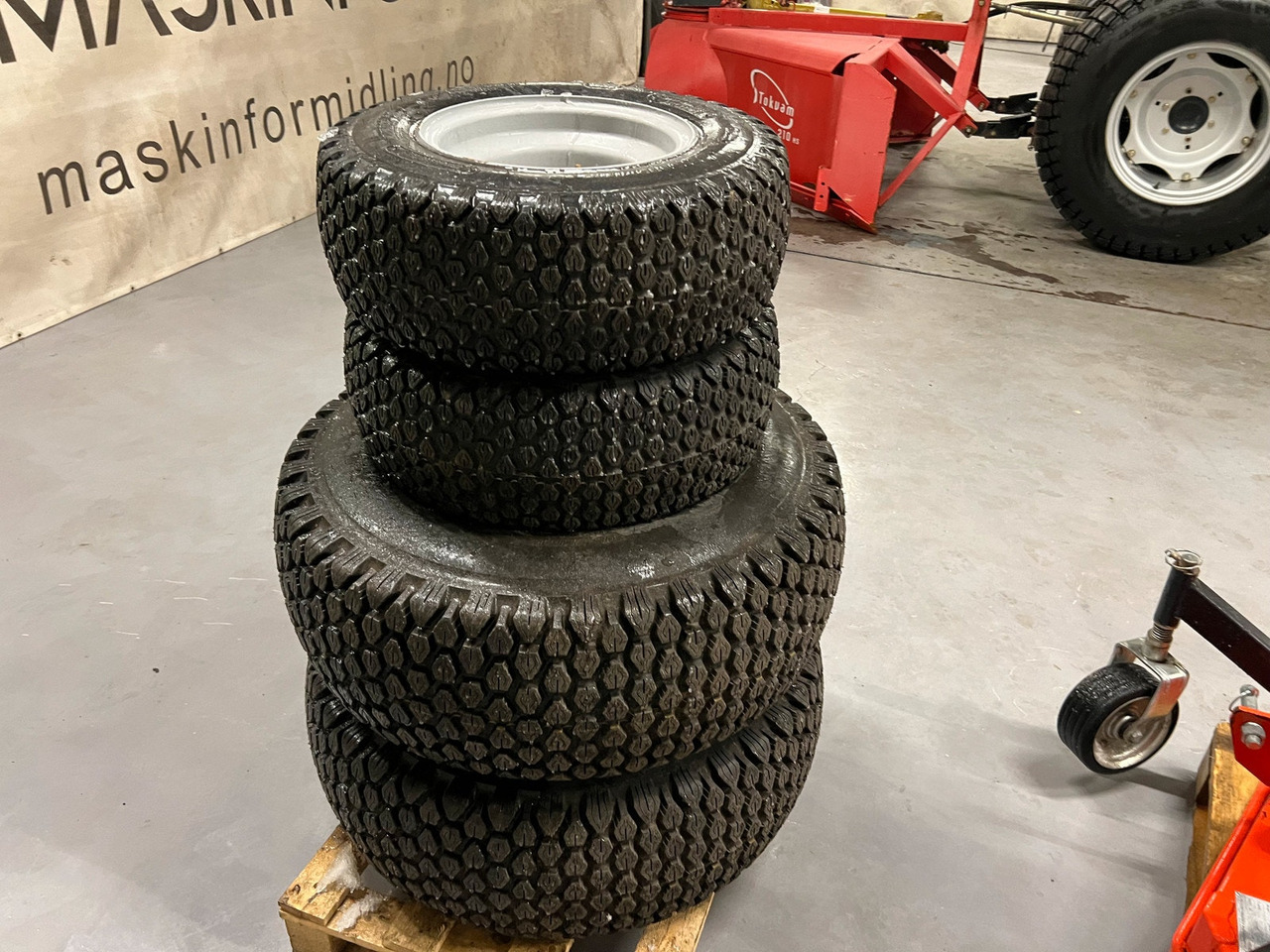 Dekk passer Massey Ferguson 1525 - Komplett hjul for Landbruksteknikk: bilde 1 Dekk passer Massey Ferguson 1525 - Komplett hjul for Landbruksteknikk: bilde 1