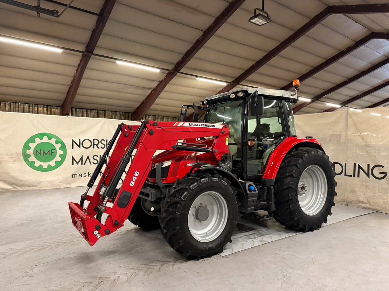 Massey Ferguson 5613 Dyna 4 - Traktor: bilde 1 Massey Ferguson 5613 Dyna 4 - Traktor: bilde 1
