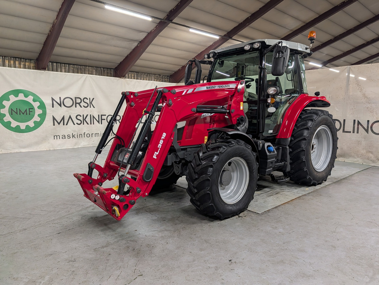 Massey Ferguson 5712S - Traktor: bilde 1 Massey Ferguson 5712S - Traktor: bilde 1