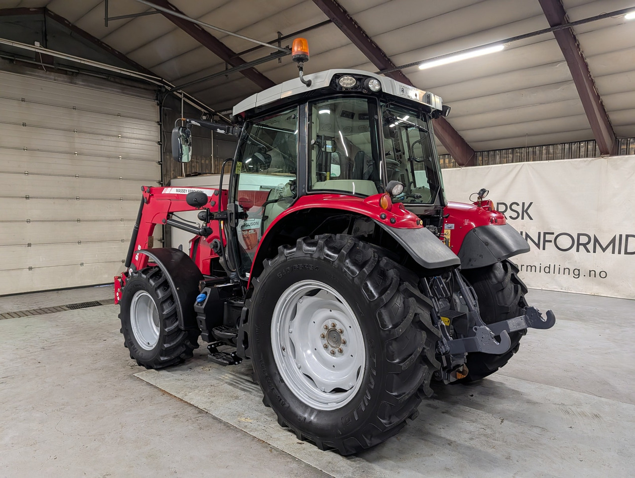 Massey Ferguson 5712SL - Traktor: bilde 3 Massey Ferguson 5712SL - Traktor: bilde 3