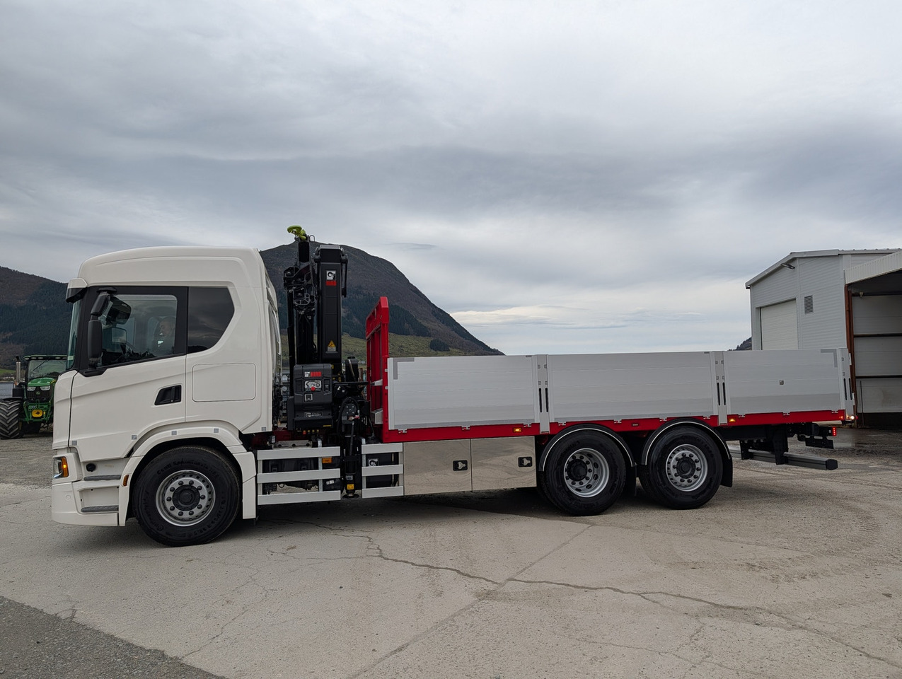 Scania G420 6x2 med HIAB 232-E5 Hipro og MCE påbygg - Planbil, Kranbil: bilde 2 Scania G420 6x2 med HIAB 232-E5 Hipro og MCE påbygg - Planbil, Kranbil: bilde 2