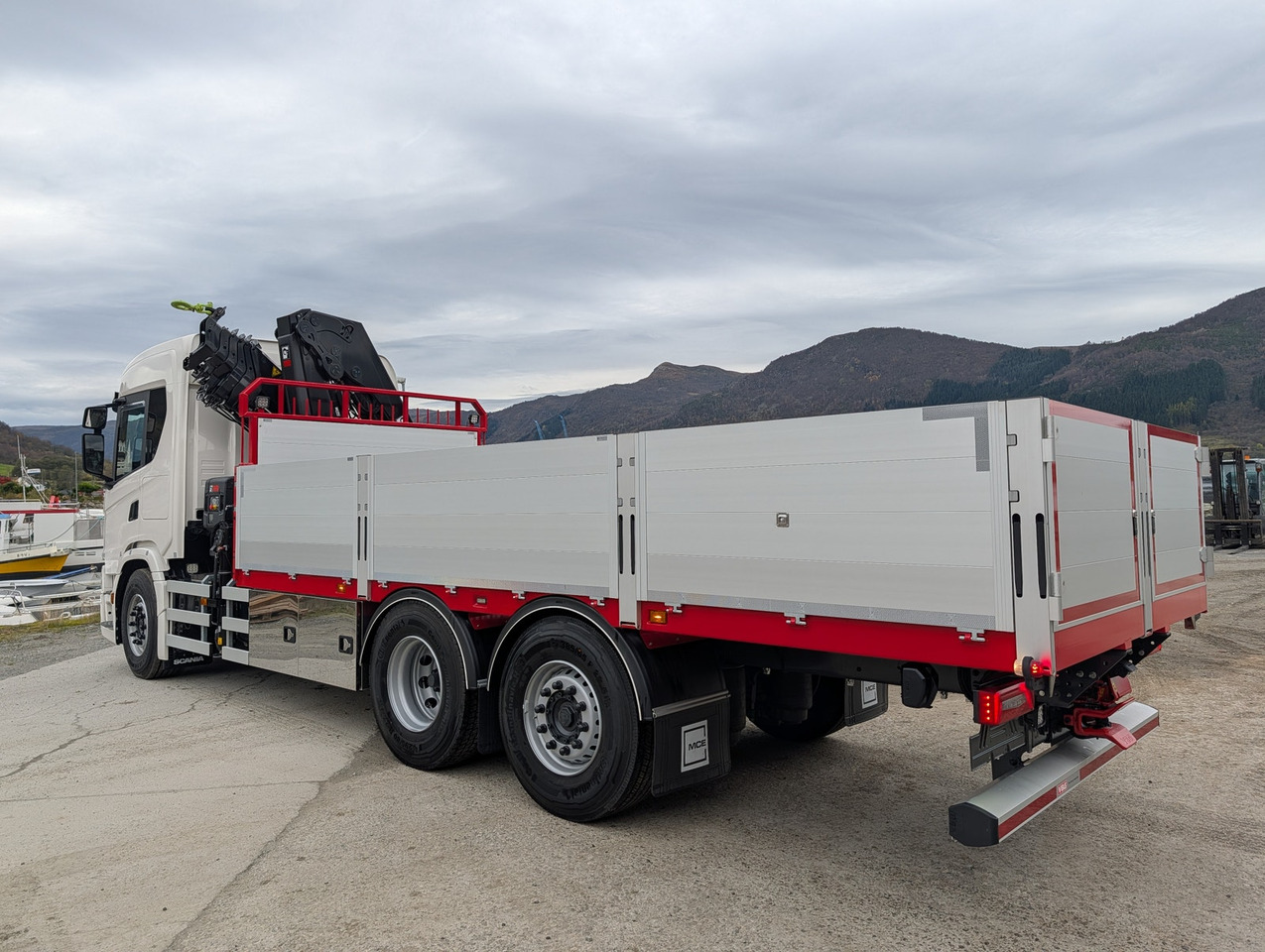 Scania G420 6x2 med HIAB 232-E5 Hipro og MCE påbygg - Planbil, Kranbil: bilde 4 Scania G420 6x2 med HIAB 232-E5 Hipro og MCE påbygg - Planbil, Kranbil: bilde 4