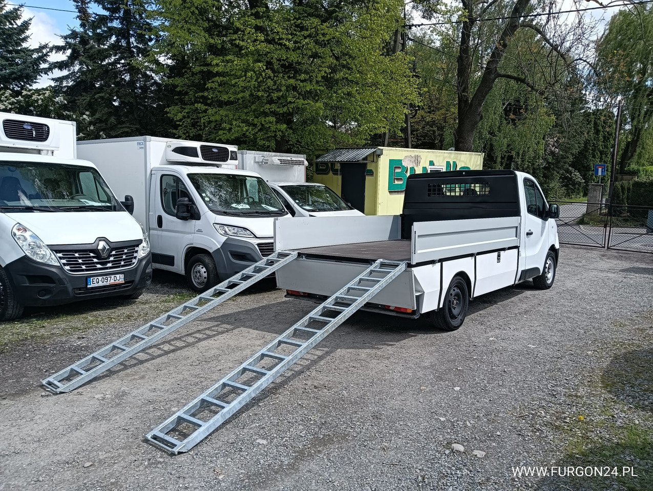 RENAULT TRAFIC SKRZYNIA PAKA Z NAJAZDAMI I PÓŁKAMI NR 689 - Varebil med plan: bilde 4 RENAULT TRAFIC SKRZYNIA PAKA Z NAJAZDAMI I PÓŁKAMI NR 689 - Varebil med plan: bilde 4