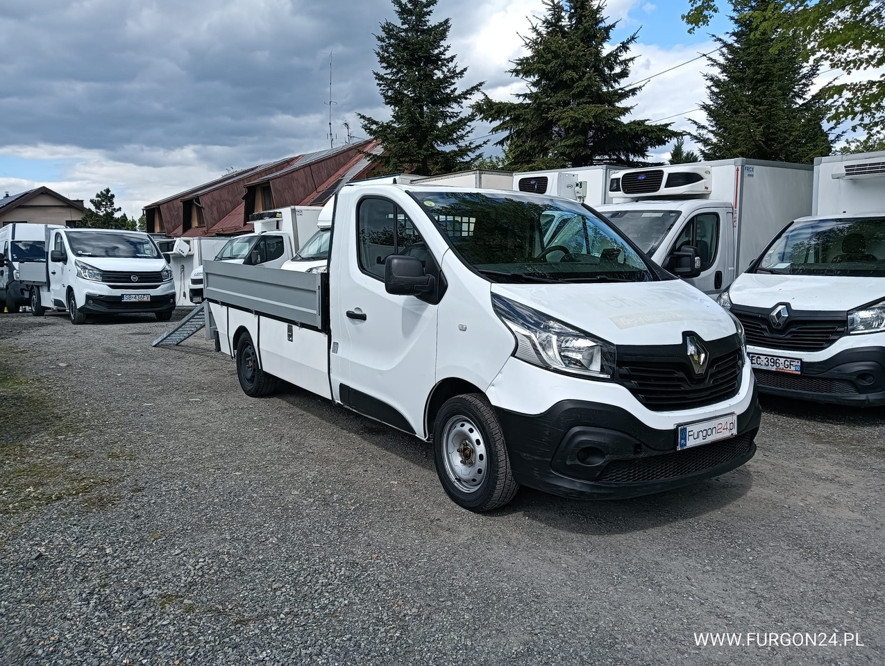 RENAULT TRAFIC SKRZYNIA PAKA Z NAJAZDAMI I PÓŁKAMI NR 689 - Varebil med plan: bilde 3 RENAULT TRAFIC SKRZYNIA PAKA Z NAJAZDAMI I PÓŁKAMI NR 689 - Varebil med plan: bilde 3