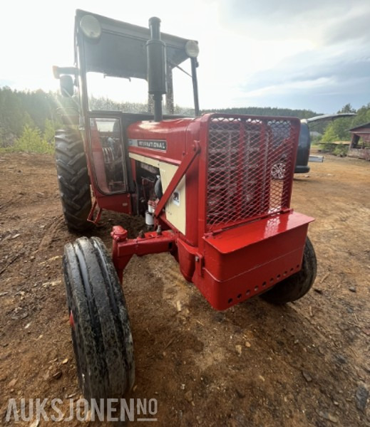 1975 International 674 traktor - Brukt til vedmaskin - Traktor: bilde 3 1975 International 674 traktor - Brukt til vedmaskin - Traktor: bilde 3