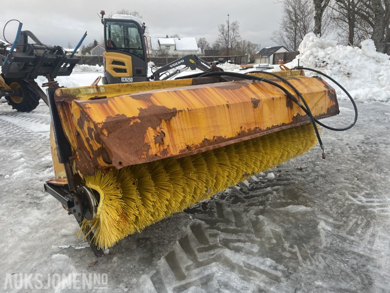 2003 Tellefsdal Feiekost 200 cm m/ hydraulisk og BM-feste - Anleggsmaskiner: bilde 1 2003 Tellefsdal Feiekost 200 cm m/ hydraulisk og BM-feste - Anleggsmaskiner: bilde 1
