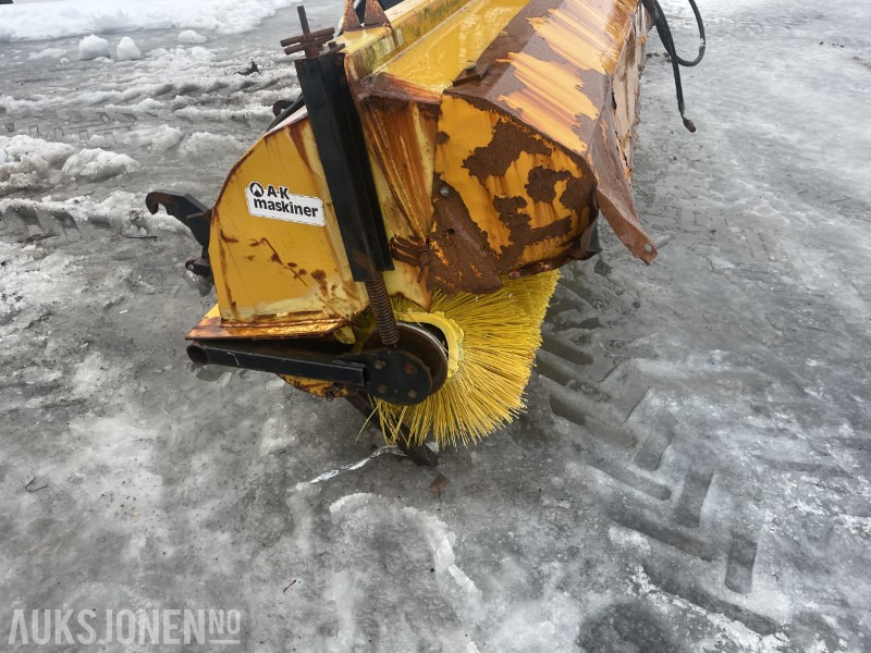 2003 Tellefsdal Feiekost 200 cm m/ hydraulisk og BM-feste - Anleggsmaskiner: bilde 2 2003 Tellefsdal Feiekost 200 cm m/ hydraulisk og BM-feste - Anleggsmaskiner: bilde 2